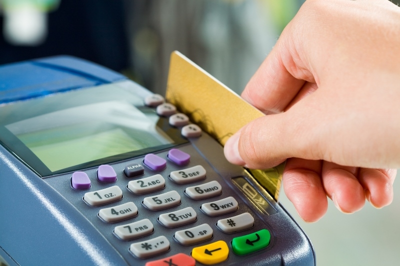 Pessoa proibida de fazer cartão de crédito por causa da idade será indenizada